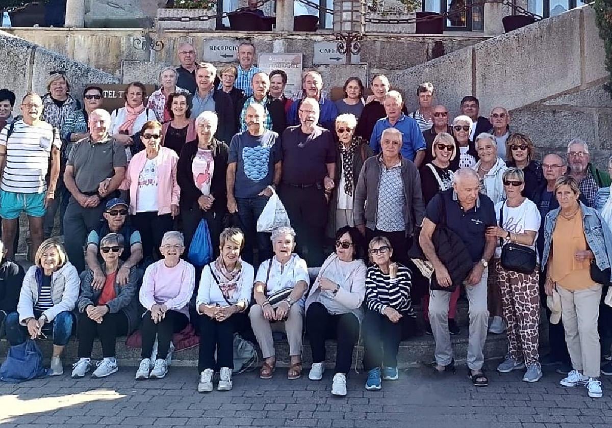 Grupo de Buzintegi en la Abadía de los Templarios, una de las paradas más especiales de su ruta por La Alberca.