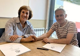 La presidenta de Aspace Gipuzkoa, Rosa Iglesias, y el alcalde, Jon Luqui, en la firma del convenio.