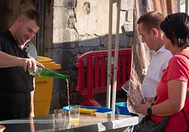 Dentro de la fiesta del ternero solidario de este sábado habrá posibilidad de degustar sidra.