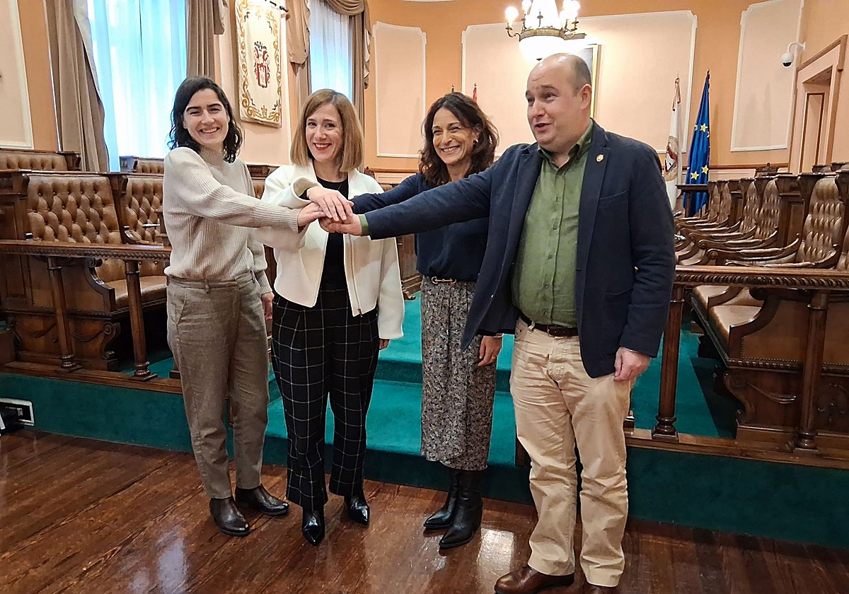 Alzaga, Laborda, Ugarte y Álvarez tras la firma de la coalición PSE-PNV en Irun hace 8 meses.