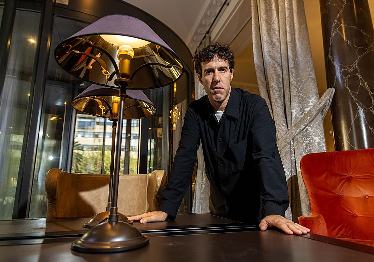 El compositor Aitor Etxebarria posa durante el Zinemaldia en el Hotel Maria Cristina.