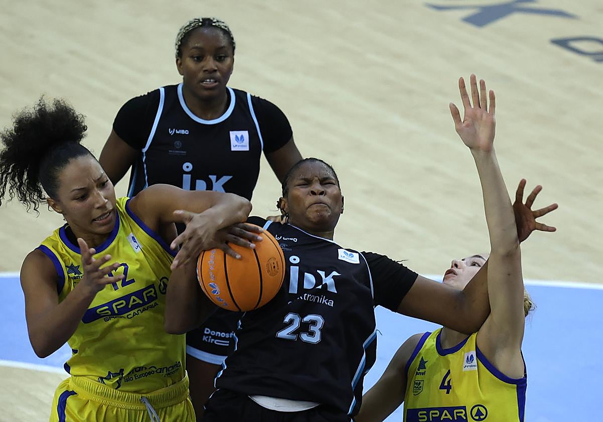 Faye pelea por el balón durante el partido de este sábado entre el IDK Euskotren y el Gran Canaria.