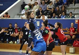 Micaela Rodrigues lanza a portería en el Gasca.