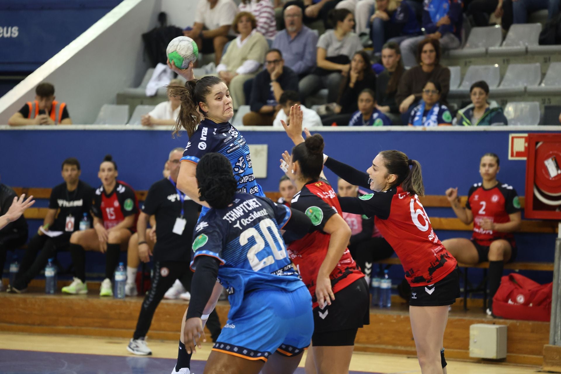 Micaela Rodrigues lanza a portería en el Gasca.