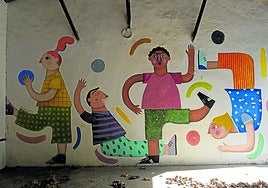Mural en uno de las paredes de la antiguas escuelas de Bernedo, donde se celebran los udalelekus de la asociación Sarrea.