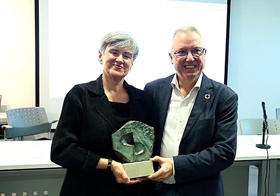 La escritora Luisa Etxenike recibe el premio Mario Onaindia de manos de José Ignacio Asensio, este sábado en Zarautz.