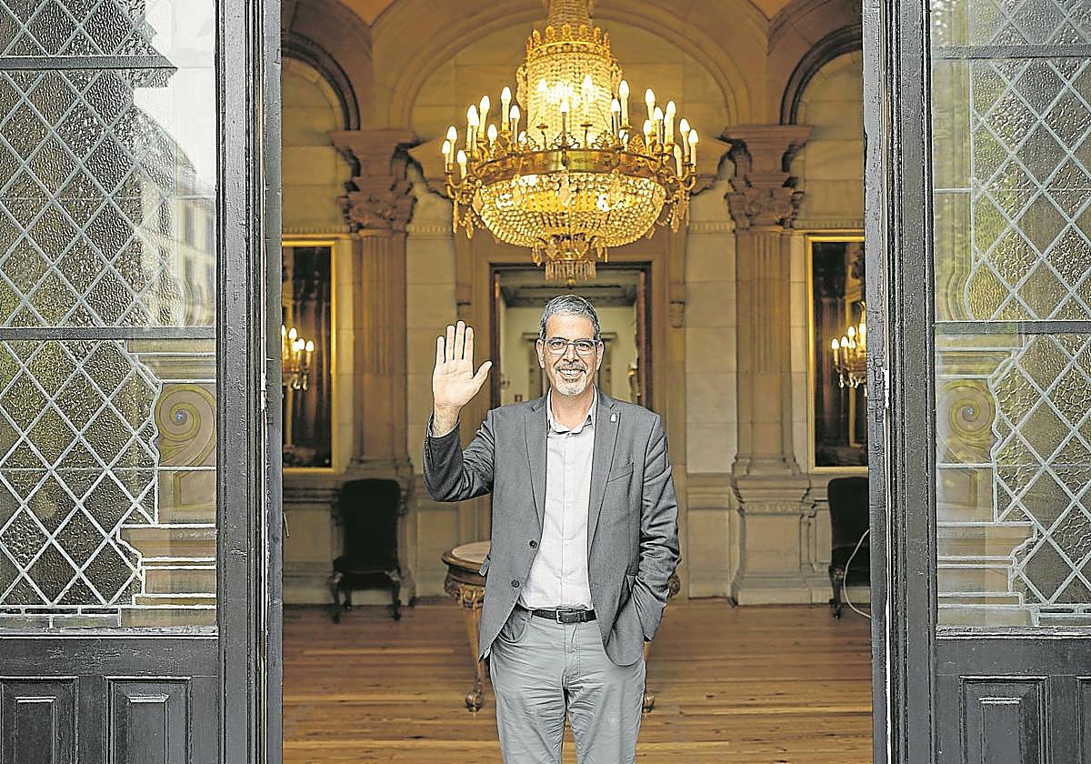 Goia dice adiós con la mano desde la Sala de los Espejos del Ayuntamiento de Donostia.