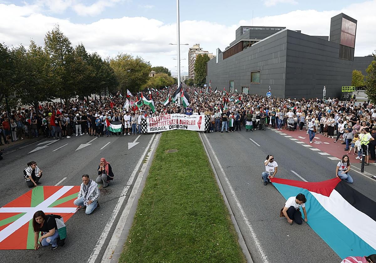 Miles de personas se han manifestado en Pamplona para solidarizarse con el pueblo palestino.