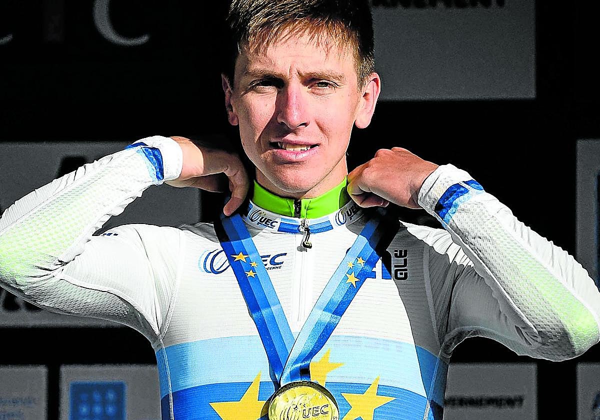 Tadej Pogacar luce el maillot de campeón de Europa ayer en el podio, que no va a usarlo porque el de arcoíris prevalece.