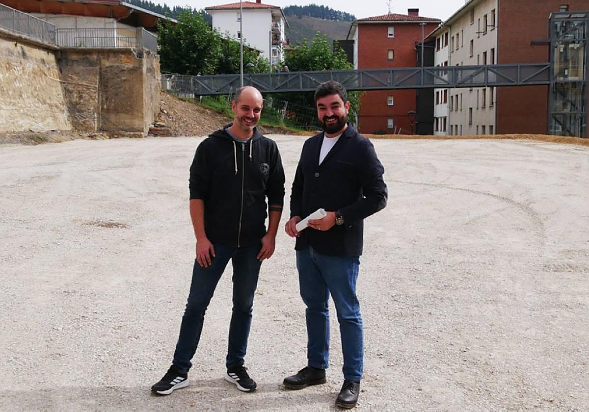 Josu Galilea y Eric Gálvez en el nuevo espacio de estacionamiento.