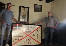 Julian eta Andres bilobak, 'Keixeta' baserrian aitonarekin bizitakoak, Oñatin irabazitako bandera eraberrituarekin.