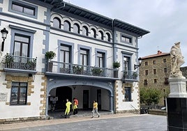 Paperean egin nahi dutenek udal bulegoetara jo behar dute.