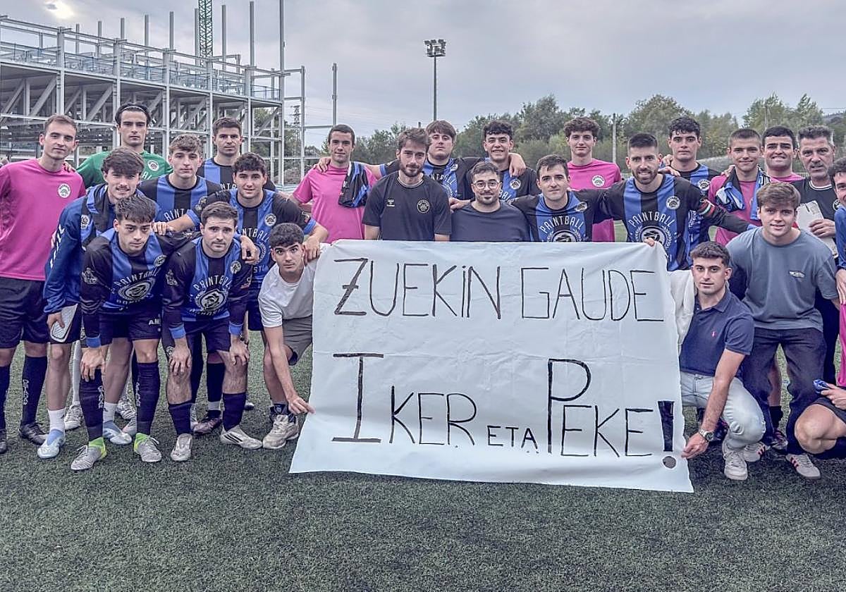 Jugadores y técnicos del club quisieron apoyar a los lesionados Iker Navarro e Iñigo García 'Peke'.