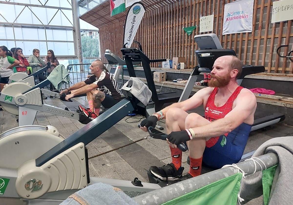 Abel Fernández en primer plano y Xabier Salillas en segundo, durante la actividad con el ergómetro.