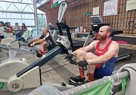 Abel Fernández en primer plano y Xabier Salillas en segundo, durante la actividad con el ergómetro.