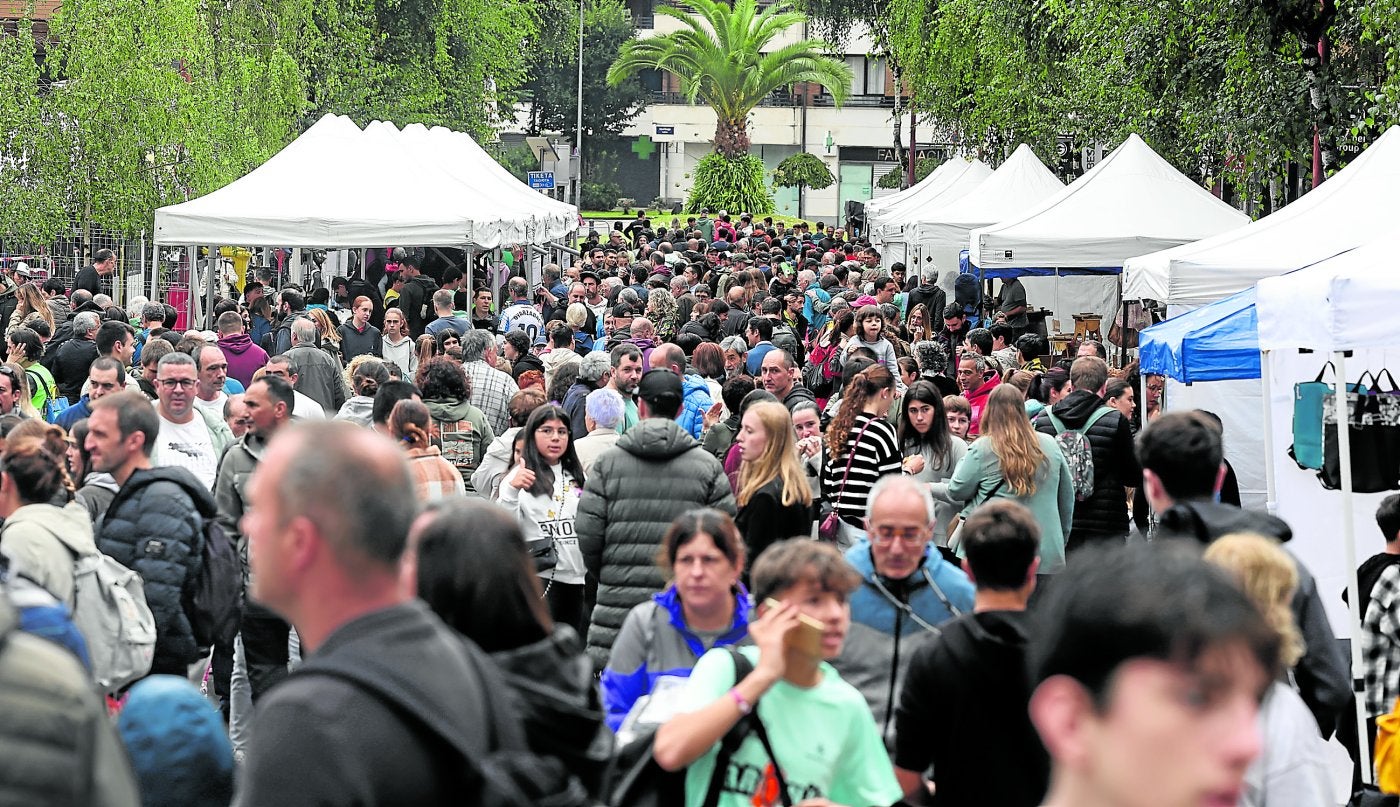 A pesar del tiempo inestable que descarga lluvia a ratos, fueron miles las personas que se acercaron este domingo a la zona festiva habilitada en el centro de Elgoibar.
