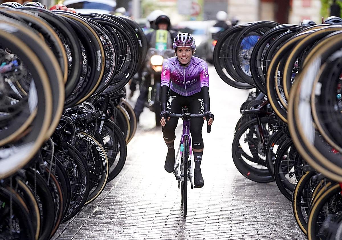 El pelotón ha hecho el habitual pasillo de despedida a Ane Santesteban antes de la salida del Gran Premio Ciudad de Eibar.