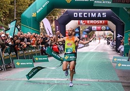 Artur Bossy entra primero en la meta situada en el Boulevard con Iraitz Arrospide pisándole los talones en segundo lugar.