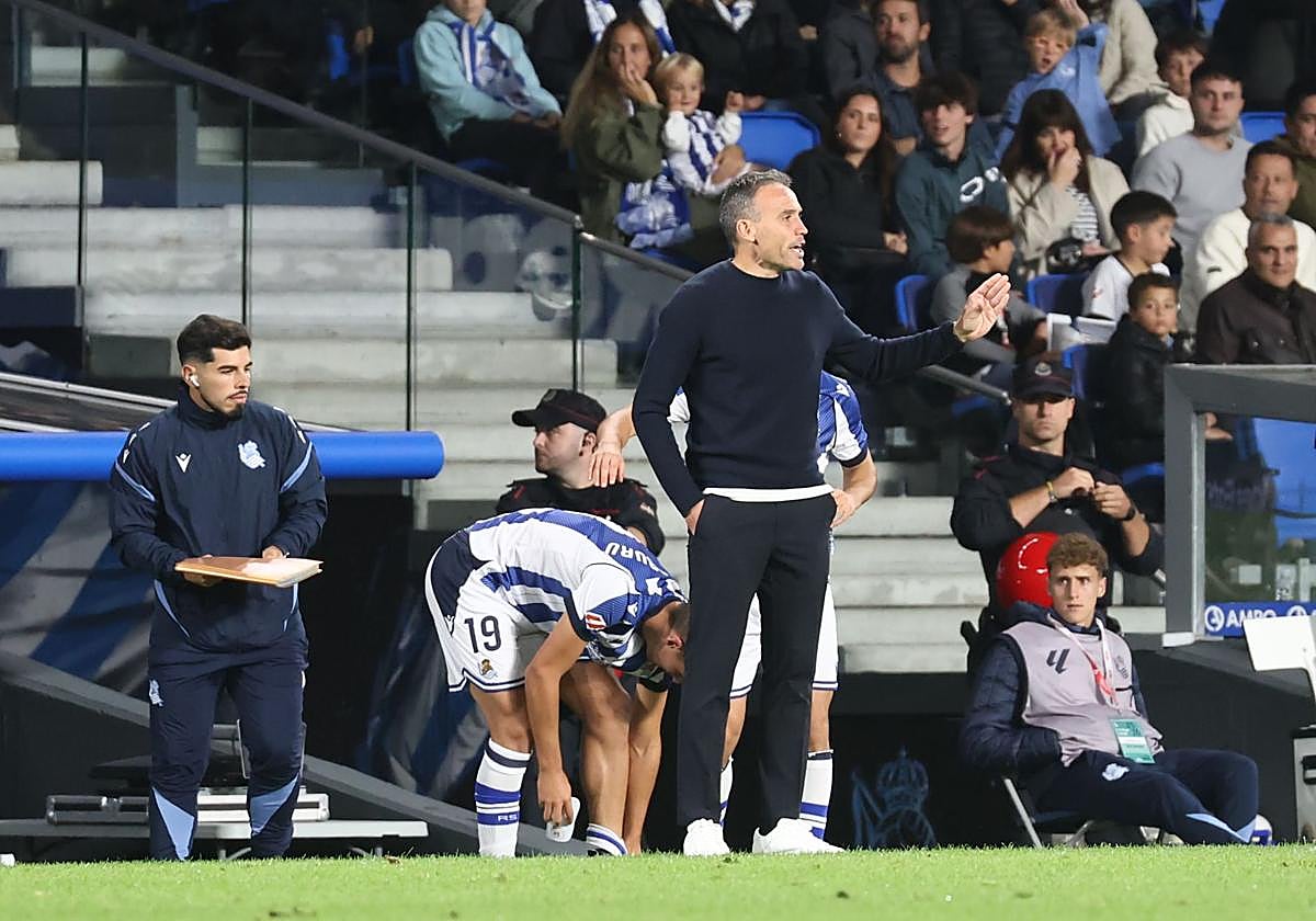 Sergio Francisco da instrucciones a sus jugadores durante el partido.