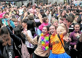 Ikastolen arteko erronkan aritu ziren bi neska gazte, pozik Kalegoen plazan, Trikidantz taldearen emanaldian.