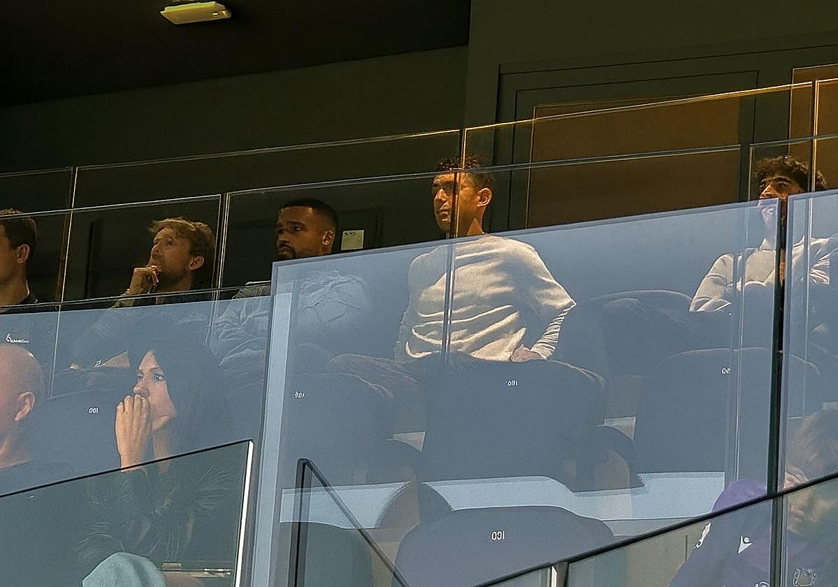 Martin Zubimendi junto a Yangel Herrera y Jon Martín en la grada de Anoeta.