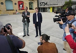 Eneko Goia y Jon Insausti, durante la presentación del segundo como nuevo alcalde de Donostia, el pasado viernes en la plaza Zuloaga.