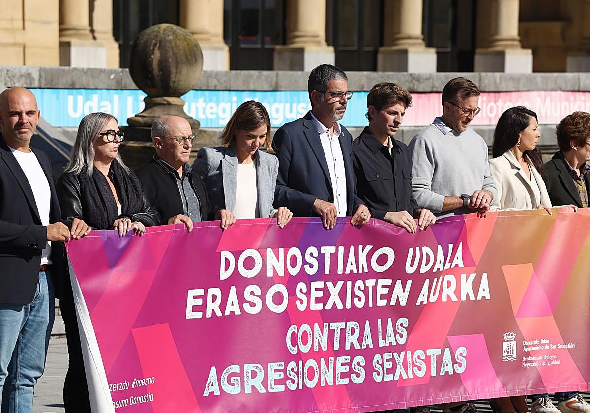 Izagirre (EH Bildu), Oyarbide (PSE), y Goia e Insausti (PNV), en la concentración de ayer contra un ataque sexista en Donostia.