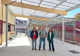 Eneko del Amo, Aitor Sarasua e Itsaso Cruz bajo la nueva cubierta