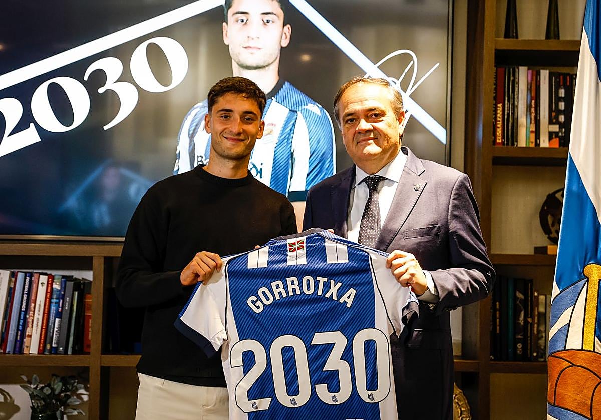 Jon Gorrotxategi posa junto a Jokin Aperribay durante la firma de su contrato