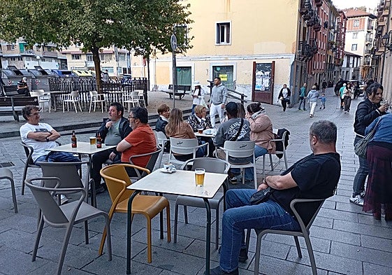 Terraza de bar Ezkiña, en Arbolapeta, esta tarde.