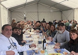 Gran ambiente en la comida vecinal que puso el broche a las fiestas el domingo.