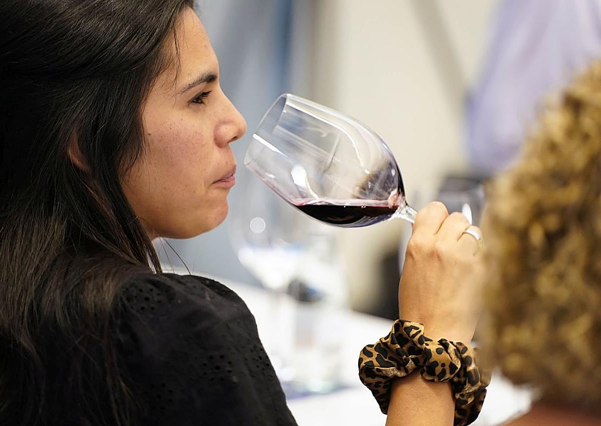 Imagen secundaria 1 - Arriba, Andrés Septién habla de sus vinos. Abajo, una asistente degusta uno de los caldos y el chef Raúl Sedano explica sus creaciones culinarias.