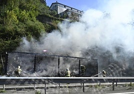 El incendio de un remolque en la AP-8 en Deba obligó a regular el tráfico durante doce horas