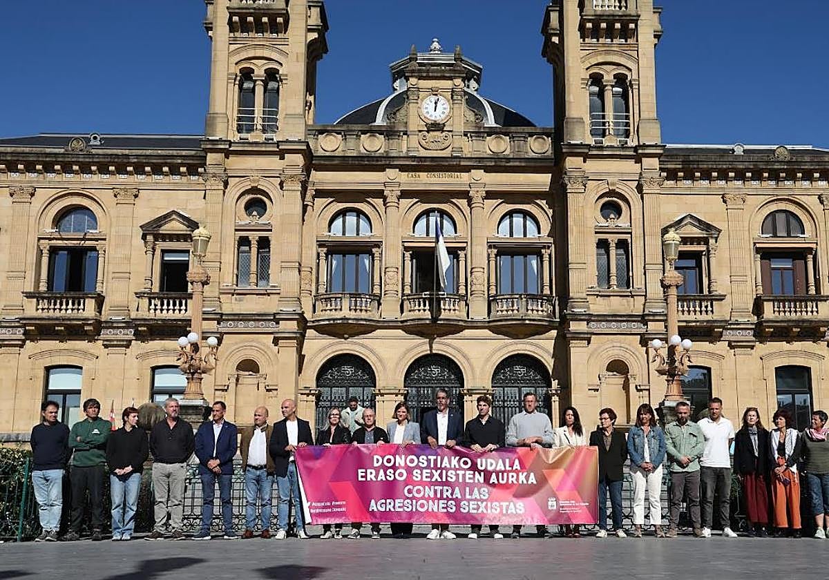 La concentración de este lunes frente al Ayuntamiento, en Alderdi Eder.