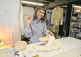 Eider García, cosiendo en su estudio.