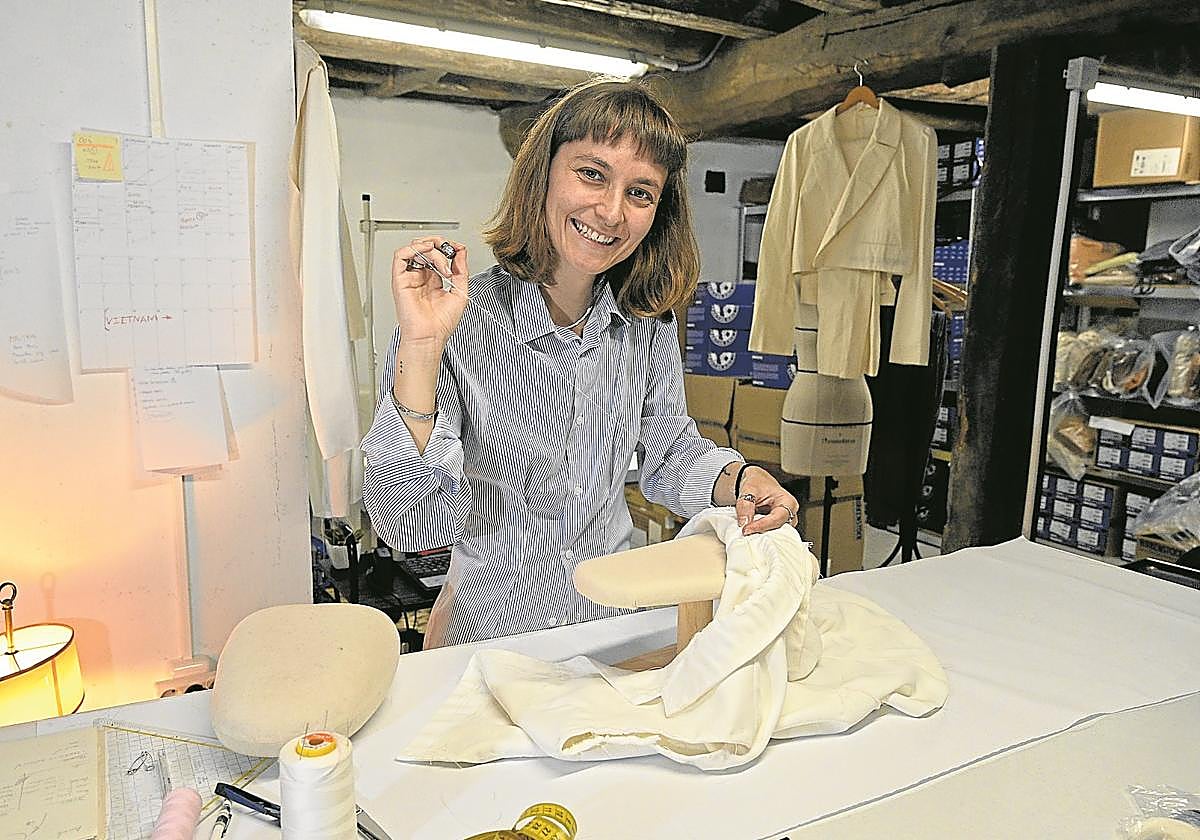 Eider García, cosiendo en su estudio.