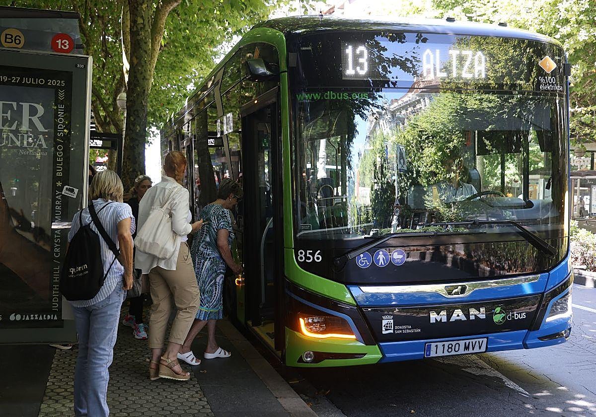 Un autobús de Dbus recorre las calles de San Sebastián.