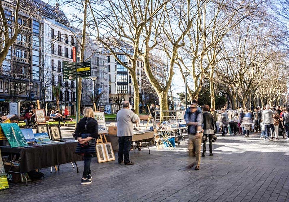 Una vendedora acude a una feria en San Sebastián y le roban una mochila con el dinero conseguido: «Ya lo doy por perdido todo»