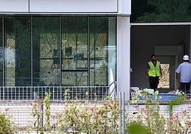 Trabajadores en el edificio de Ikerbasque donde se ha instalado el superordenador.