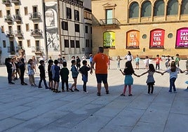 Euskarazko jolasak bueltan dira Donostiako parkeetan