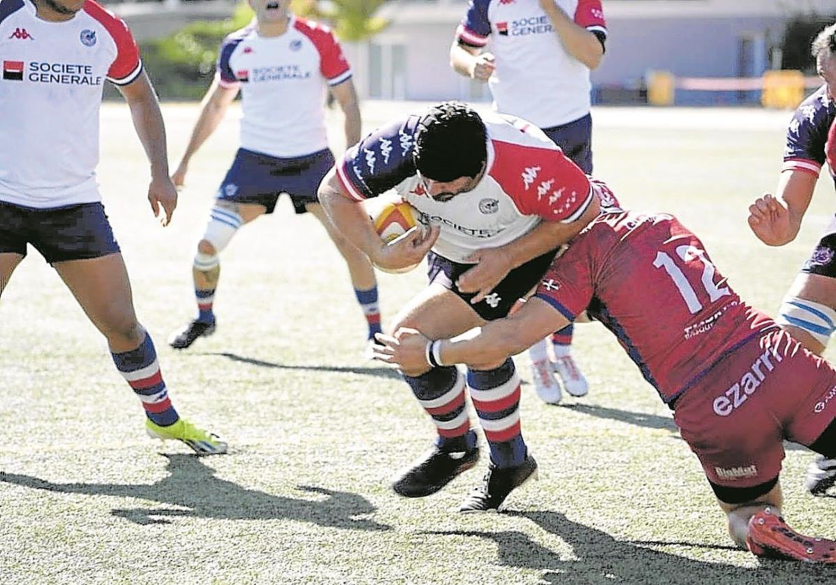 Jugadores del Ordizia y el LIceo Francés disputan el balón en el partido de este domingo.