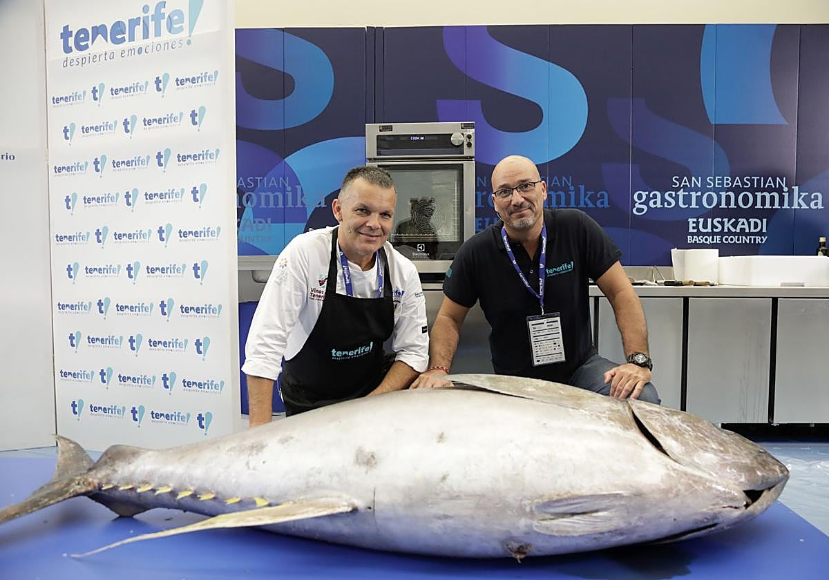 Los artífices de la actividad, junto con uno de los túnidos que ronquearon en directo