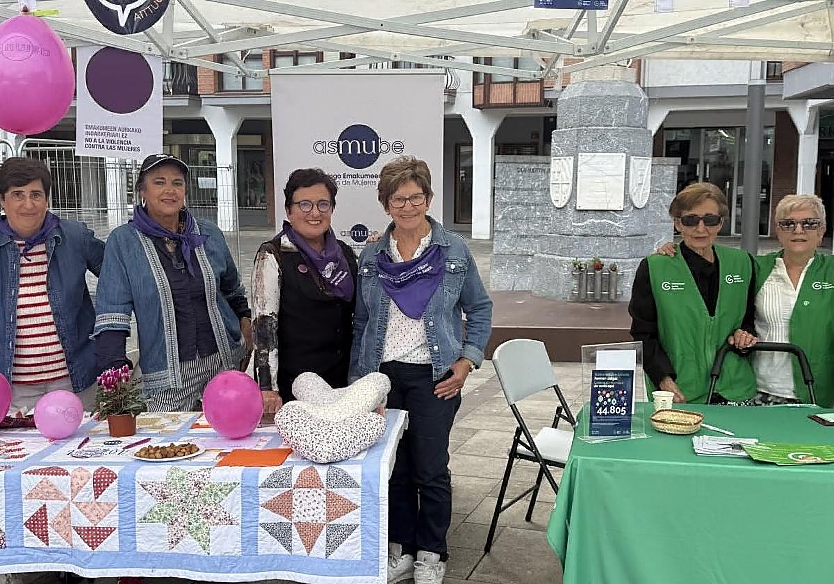 Las asociaciones locales fueron las protagonistas de la jornada del sábado en la plaza Erauskin donde ofrecieron información sobre la labor que realizan.