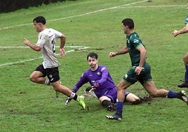 Unai Alfageme se va del portero rival para marcar el único tanto del partido para el Zarautz.