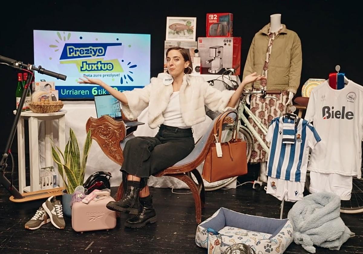 El escaparate con el lote de productos está visible en las oficinas de la Caja Rural .