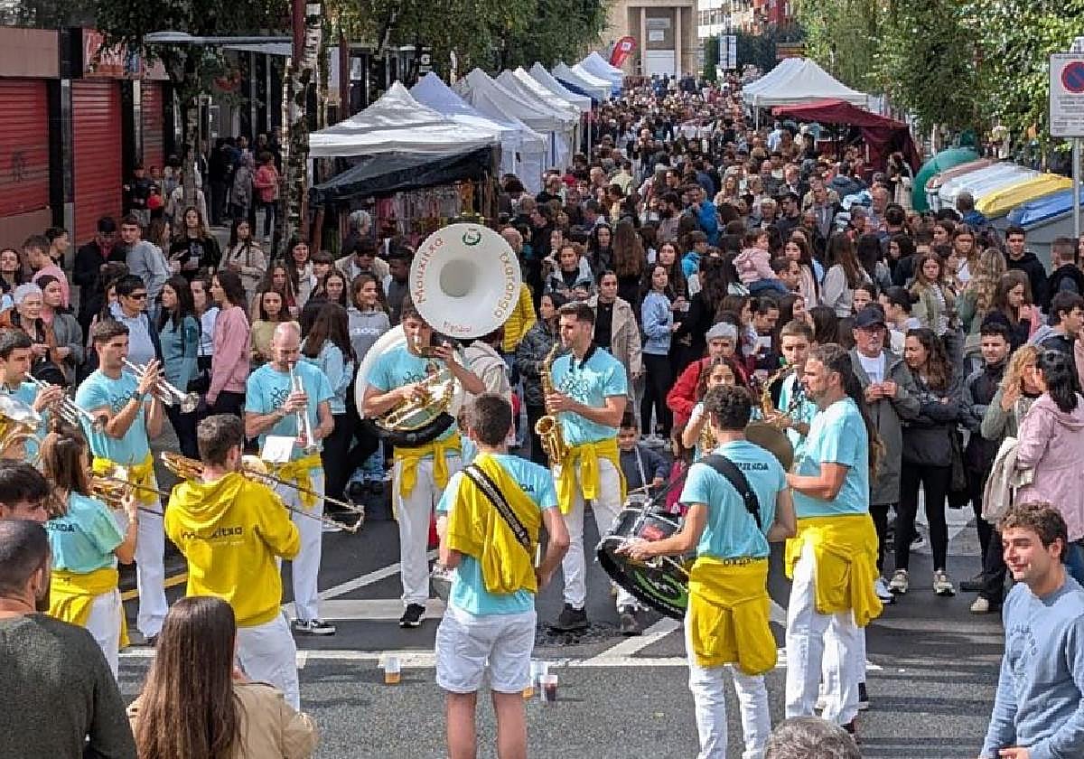 La txaranga Mauxitxa toca una pieza al inicio de la calle Bernardo Ezenarro, abarrotada de gente.