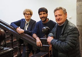 Mertxe Zubillaga, Javier Buces y Juan Bautista Mendizabal, el lunes en el Ayuntamiento de Azkoitia.