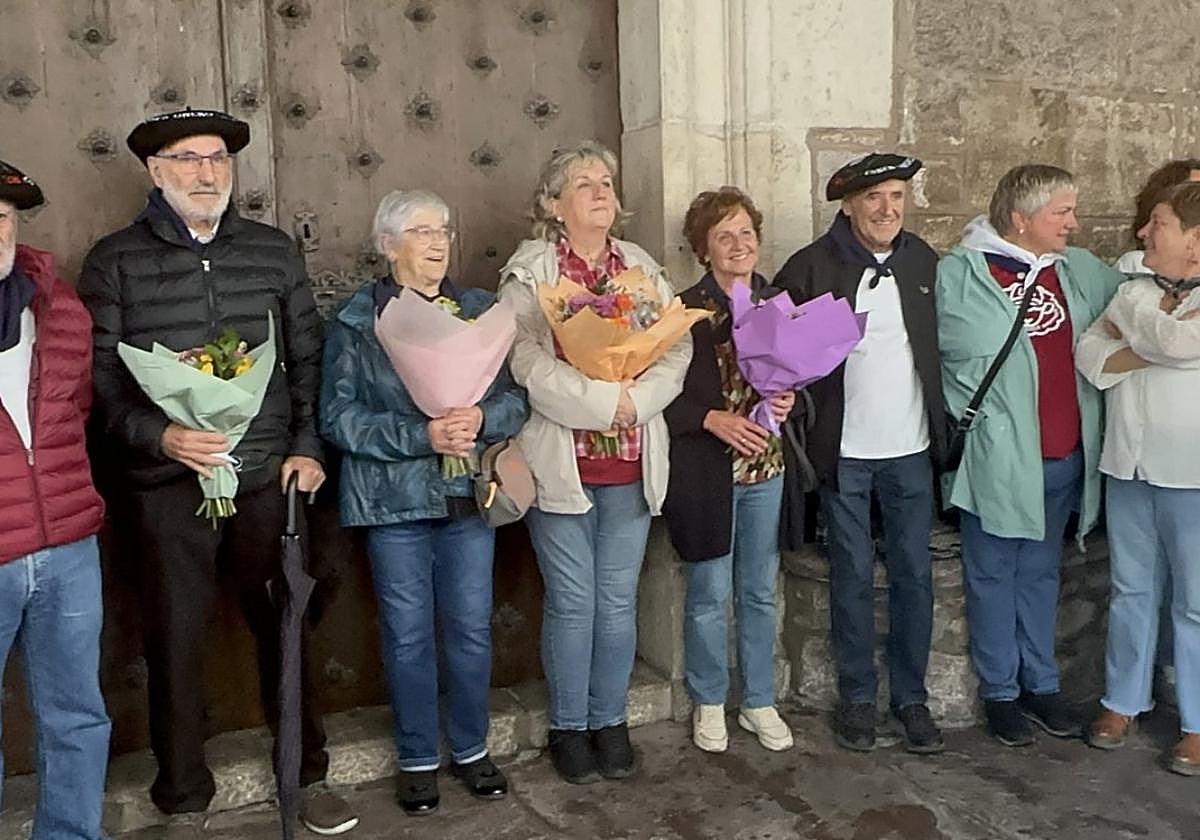 A la salida de la iglesia se celebró un homenaje especial a los organizadores de este año, presidenta y alcaldesa de Doneztebe.