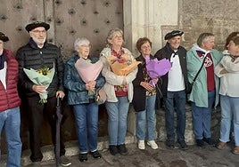 A la salida de la iglesia se celebró un homenaje especial a los organizadores de este año, presidenta y alcaldesa de Doneztebe.
