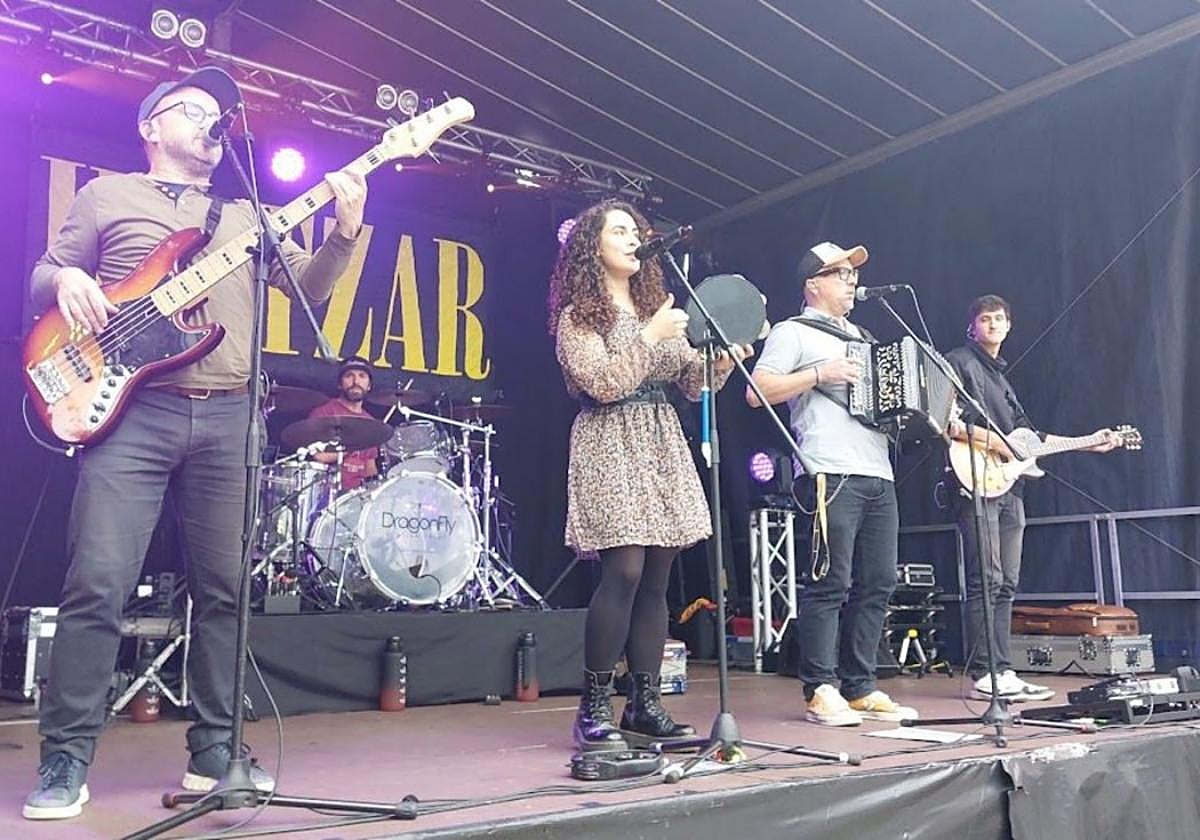 La degustación de vinos del mundo llegó de la mano del Batzoki en la mañana del domingo y por la tarde hubo música y pintxo solidario en San Juan Plaza.